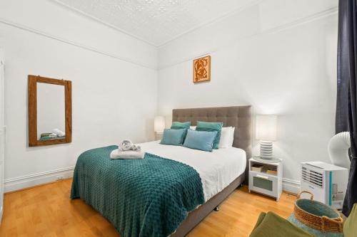 Colourful Spacious Central 3BDR Balcony AC Parking - Tap to explore photos