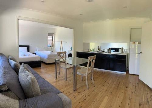 Studio house Unit in Dundas Valley - Tap to explore photos