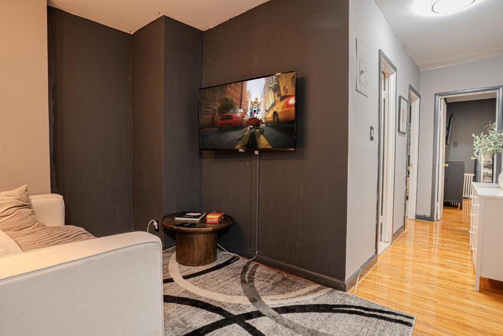 Stylish 3BD Near Empire