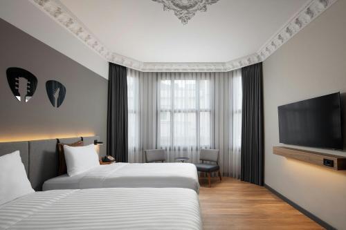 Moxy Istanbul Taksim Room Type - Moxy Twin Room with City View