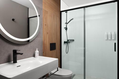 Moxy Istanbul Taksim Room Type - Moxy Queen Room with Sofa Bed and City View