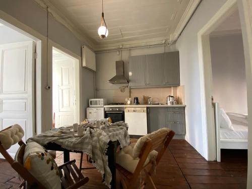 Balat Boutique Hotel - Tap to explore photos