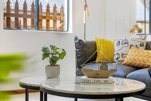 Cheerful Two Bedroom house - Tap to explore photos