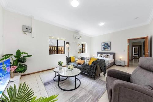 Cheerful Two Bedroom house - Tap to explore photos