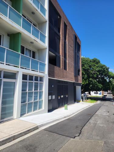 Cosy Unit Near Light Rail