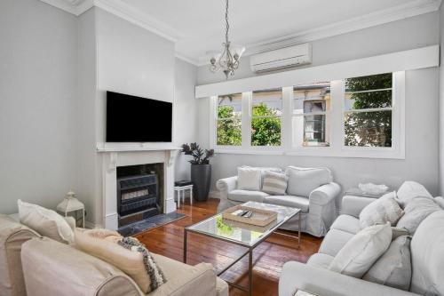 Charming House in Woolwich - Tap to explore photos