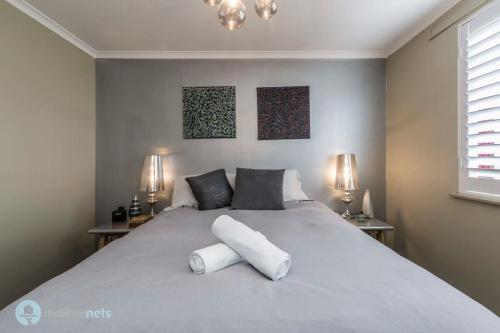 Surry Hills with views pool gym plus parking - Tap to explore photos