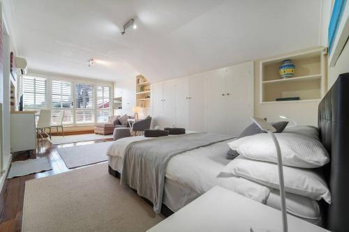 Sunny self contained LOFT near Bondi - Tap to explore photos