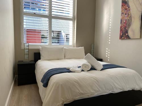 Chic apartment near Sydney Harbour - Tap to explore photos