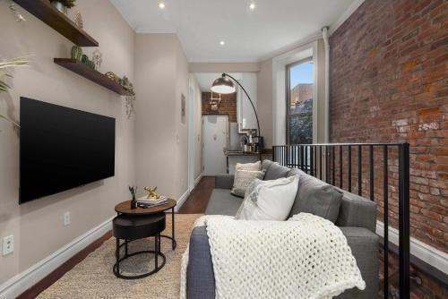 Sophisticated Stay in Vibrant Manhattan - Tap to explore photos