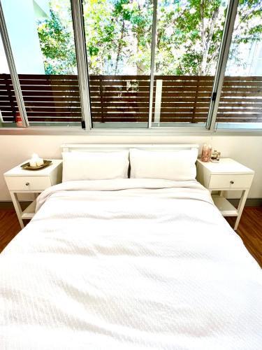 Bondi Modern Beachside Suite - Tap to explore photos