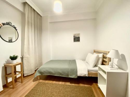 Central & Spacious Flat - No5 - Tap to explore photos