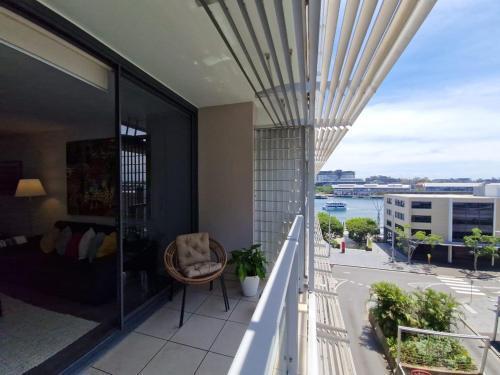 Stylish Studio with Waterfront Views in Barangaroo - Tap to explore photos