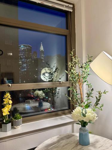 Midtown Park Ave Charming Chrysler View Corner Studio - Tap to explore photos