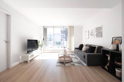 stunning 4-bedroom apartment - Tap to explore photos