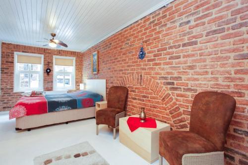 Newly renovated apartment-studio - Tap to explore photos
