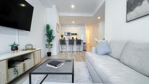 Stylish 3BR Luxury Retreat in the Heart of FiDi - Tap to explore photos