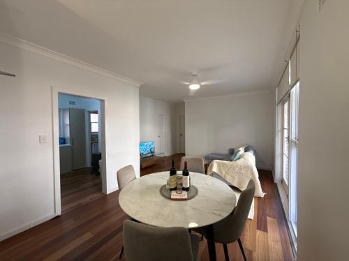 Randwick Shared Apt with Study & built in wardrobe Room Type - Queen Room with Shared Bathroom