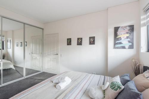 King bed Apt Study Homebush Sleeps 3 - Tap to explore photos