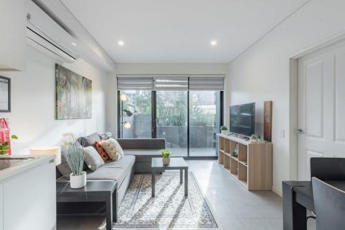 King bed Apt Study Homebush Sleeps 3 - Tap to explore photos