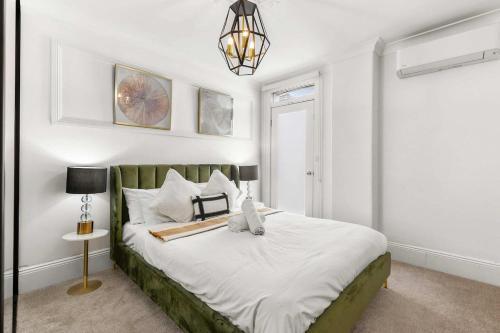Heritage Townhouse with Private Parking - Tap to explore photos