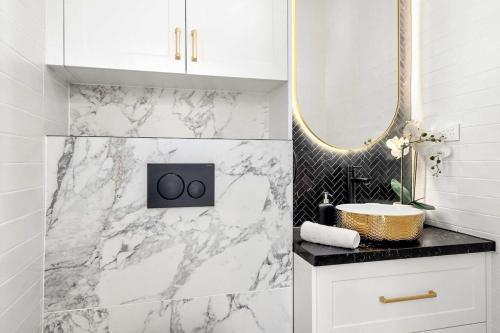 Heritage Townhouse with Private Parking - Tap to explore photos