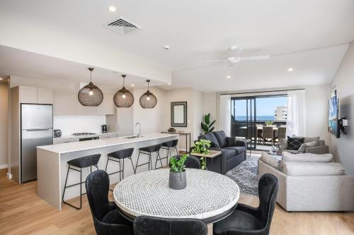 Spacious Penthouse Huge Balconies Views to Harbour & Beach Sleeps 6 - Tap to explore photos