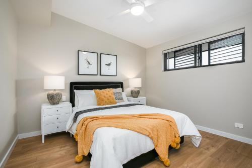 Spacious Penthouse Huge Balconies Views to Harbour & Beach Sleeps 6 - Tap to explore photos