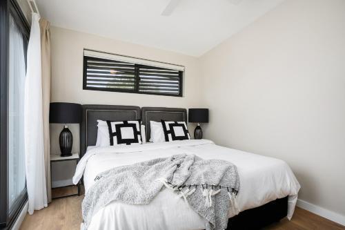 Spacious Penthouse Huge Balconies Views to Harbour & Beach Sleeps 6