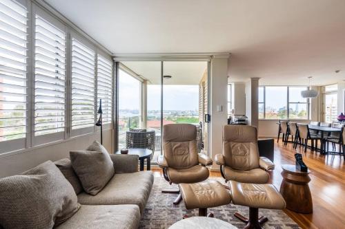 The Harbour View - Spacious Cremorne Convenience - Tap to explore photos