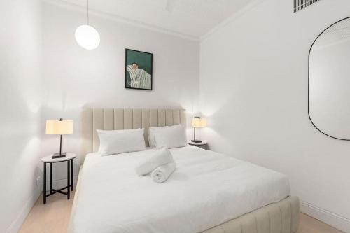 Timeless Dawes Point Retreat Near Circular Quay - Tap to explore photos