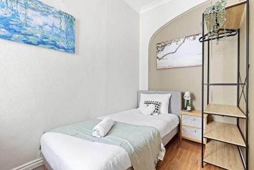 Private Single Room - Conveniently Located at Glebe - Shared Bathroom - Tap to explore photos