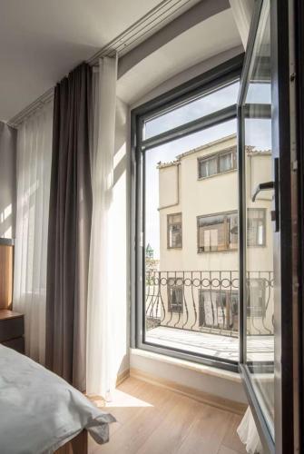 House with balcony in Galata 2 - Tap to explore photos
