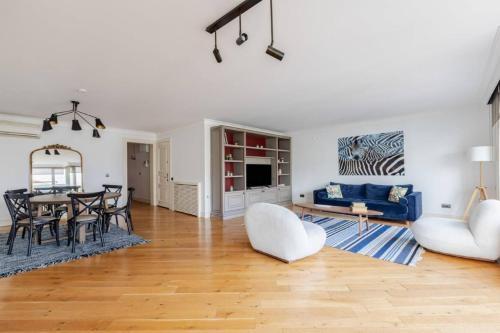 Luxury Modern 3Bed25Bath Central Bright Pad #375 - Tap to explore photos