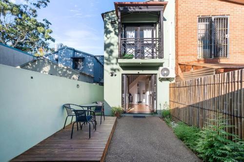 Welcome to Waterloo - A Well-connected Parkside Stay - Tap to explore photos