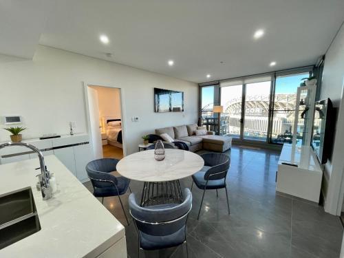 Olympic Park Delight - 2 Bdrm -Parking - Views