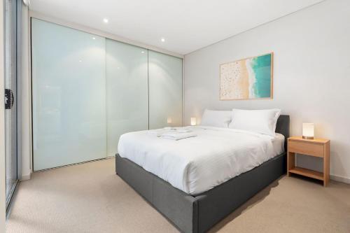 Open Plan 2BR Unit w Parking in Prime Bondi Beach - Tap to explore photos