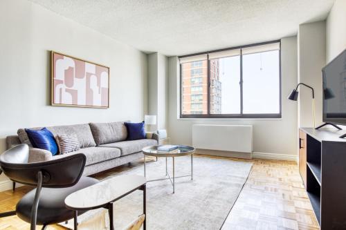 UES 1BR w Gym Pool Doorman Elevator nr park NYC-622