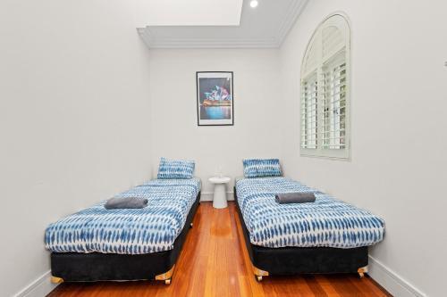 3BR House & 1 Parking & Near Darling Harbour & ICC - Tap to explore photos