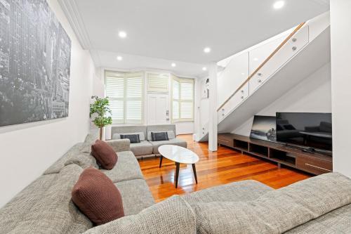 3BR House & 1 Parking & Near Darling Harbour & ICC - Tap to explore photos