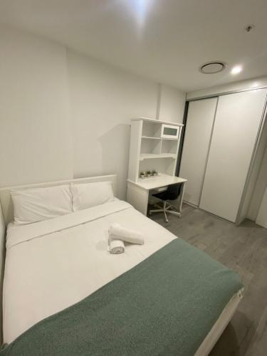 Burwood 2Br Lovely Apt Near Train - Tap to explore photos