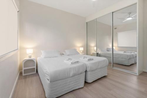 Bondi Oasis: 2BR Walk to Beach w/ Parking - Tap to explore photos