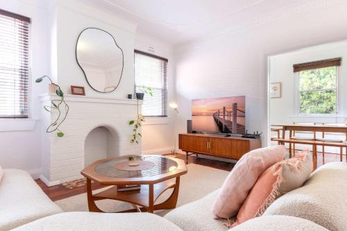 Stylish Art Deco 2 Bed Apt in Edgecliff - Tap to explore photos