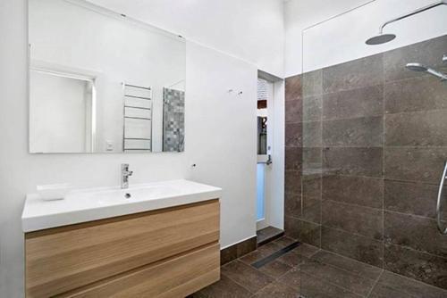 FAB05-Charming Leafy 3BR Home, Walk To Manly Beach - Tap to explore photos