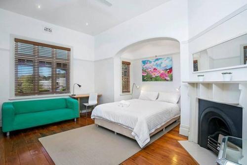 FAB05-Charming Leafy 3BR Home, Walk To Manly Beach - Tap to explore photos