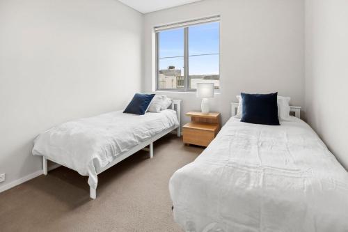 Surfers Paradise, Manly Beach I90