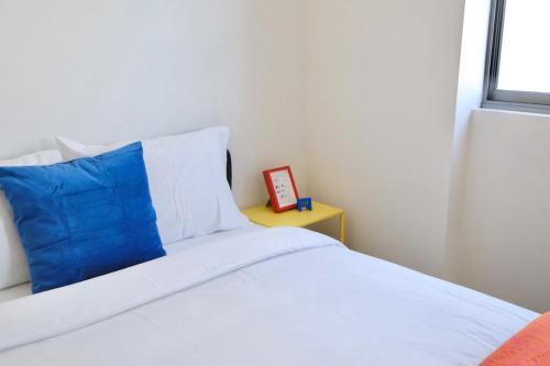 Super Convenient 1BR Apt Free Parking & study - Tap to explore photos