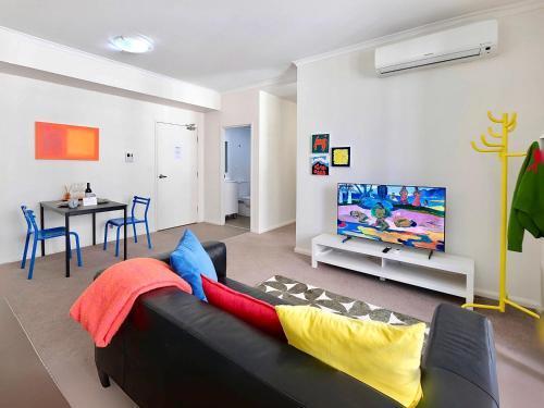 Super Convenient 1BR Apt Free Parking & study - Tap to explore photos