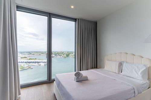High-Level 2B Stunning Water Views in Barangaroo - Tap to explore photos