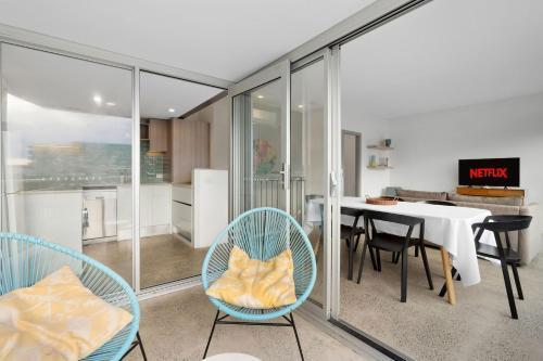 Warm Bondi Loft Stay Steps to Beach & Cafes - Tap to explore photos